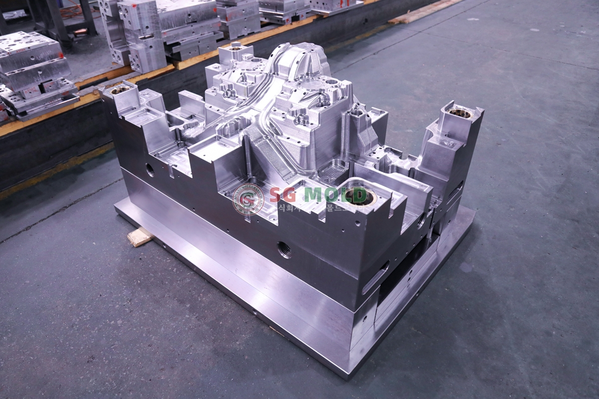 自動車照明加工用プラスチック成形ベース