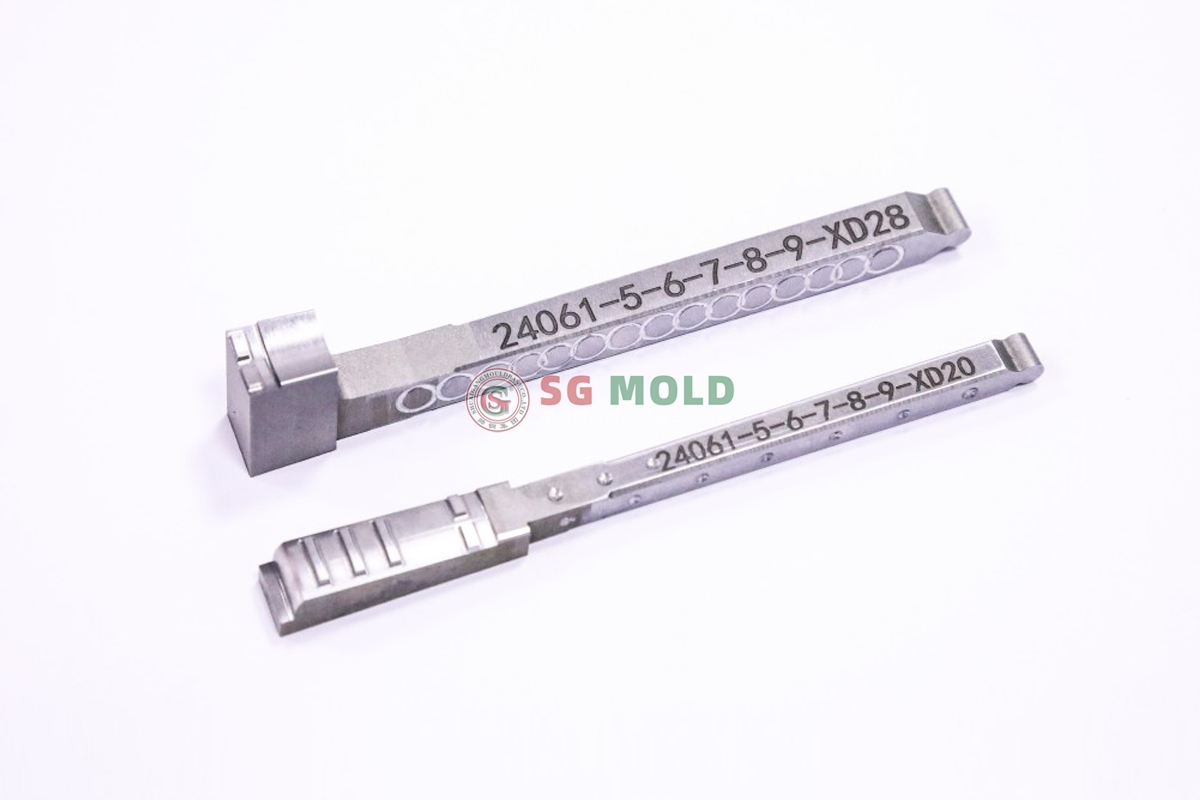 傾斜ピン（スライドコア作動ピン）