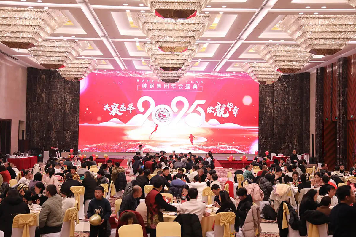 年末にはスタッフ全員でお祝いしました